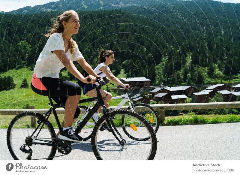 Frauen mit dem Fahrrad auf dem Land sportlich Freundschaft Sport Zyklus Mädchen Aktion Lifestyle Fahrradfahren Mensch Training Berge u. Gebirge Motorradfahren