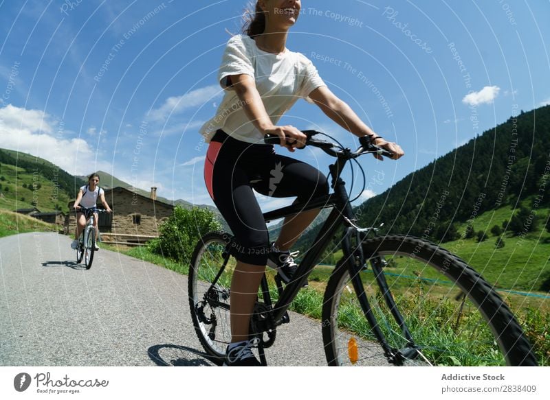 Frauen mit dem Fahrrad auf dem Land sportlich Freundschaft Sport Zyklus Mädchen Aktion Lifestyle Fahrradfahren Mensch Training Berge u. Gebirge Motorradfahren