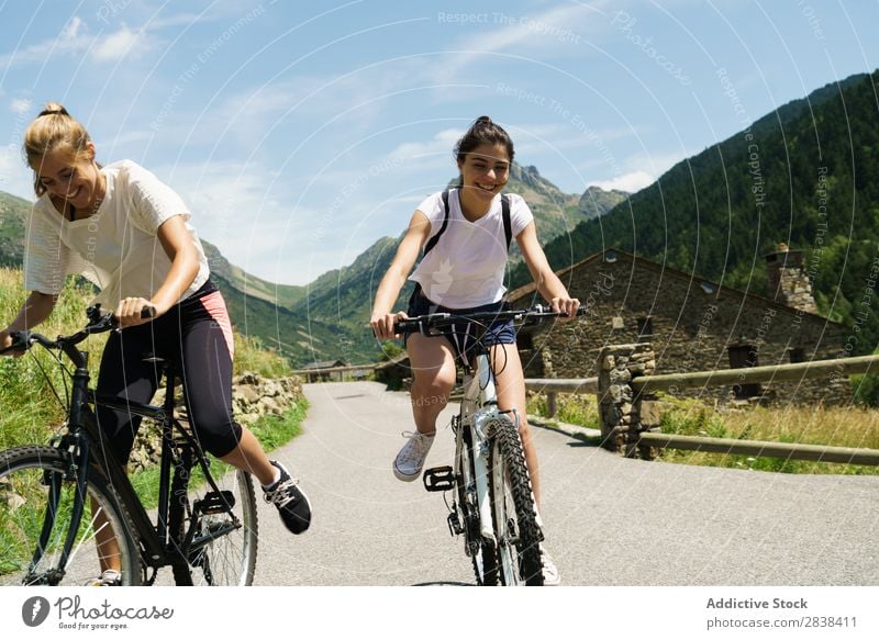 Frauen mit dem Fahrrad auf dem Land sportlich Freundschaft Sport Zyklus Mädchen Aktion Lifestyle Fahrradfahren Mensch Training Berge u. Gebirge Motorradfahren