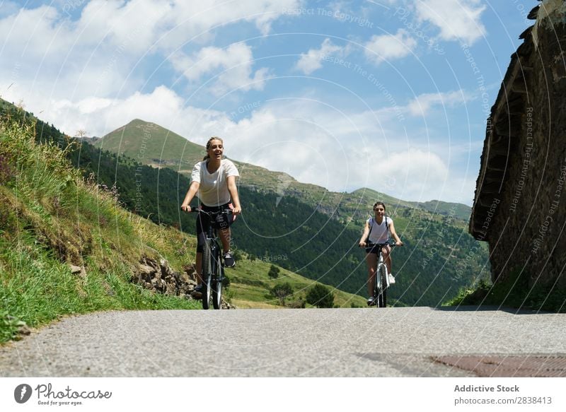 Frauen mit dem Fahrrad auf dem Land sportlich Freundschaft Sport Zyklus Mädchen Aktion Lifestyle Fahrradfahren Mensch Training Berge u. Gebirge Motorradfahren