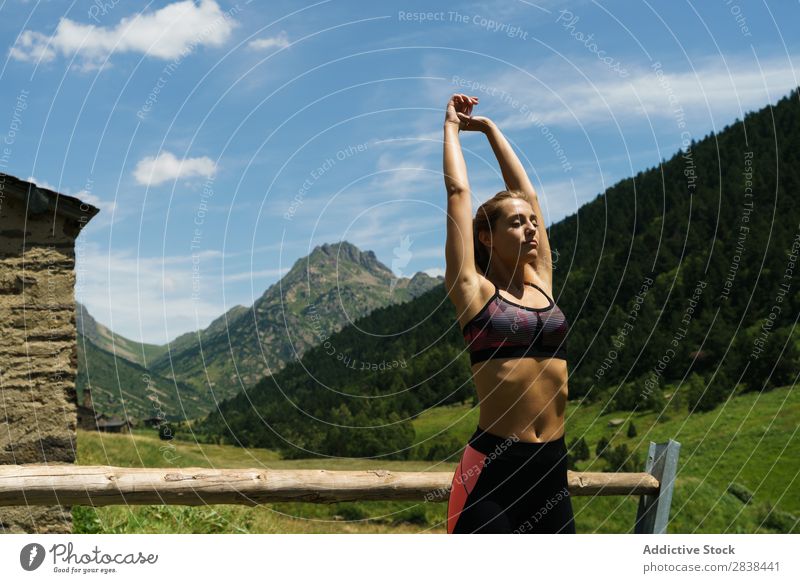 Frau beim Aufwärmen am Zaun strecken Dehnübung stehen ländlich sportlich Jugendliche Fitness üben Athlet Sport Landschaft Training Freizeit & Hobby Aktion