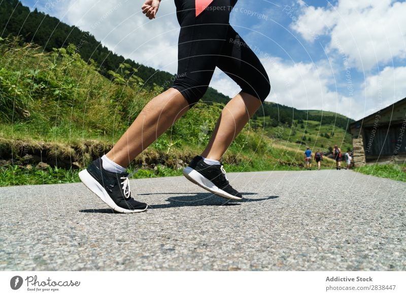 Getreidefrau beim Joggen auf dem Land Frau ländlich Zaun Gras sportlich Jugendliche Fitness üben Athlet Sport Landschaft Training Freizeit & Hobby Aktion