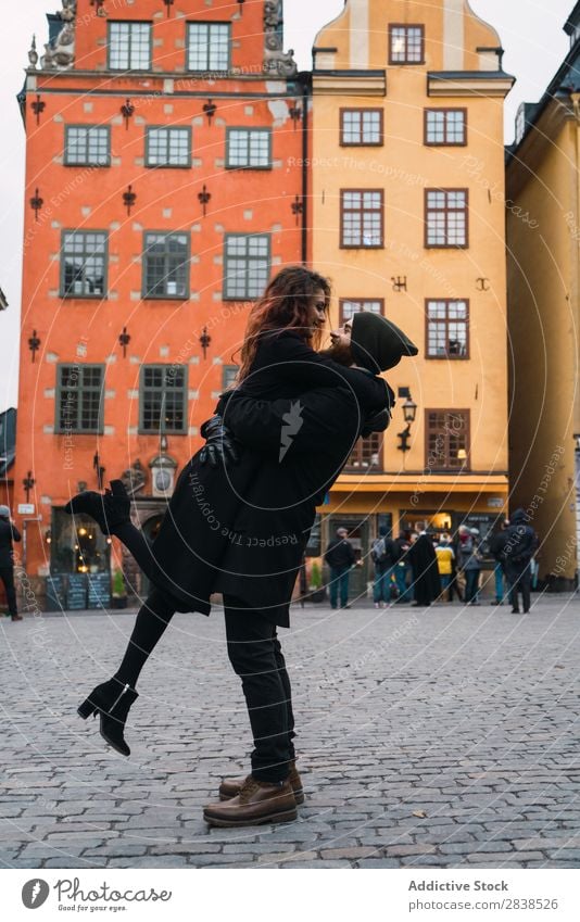 Mann, der mit seiner Freundin auf der Straße posiert. Paar Glück Großstadt tragen Mensch Ferien & Urlaub & Reisen Tourismus Liebe Fröhlichkeit Partnerschaft