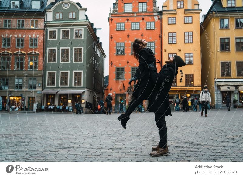 Mann, der mit seiner Freundin auf der Straße posiert. Paar Glück Großstadt tragen Mensch Ferien & Urlaub & Reisen Tourismus Liebe Fröhlichkeit Partnerschaft