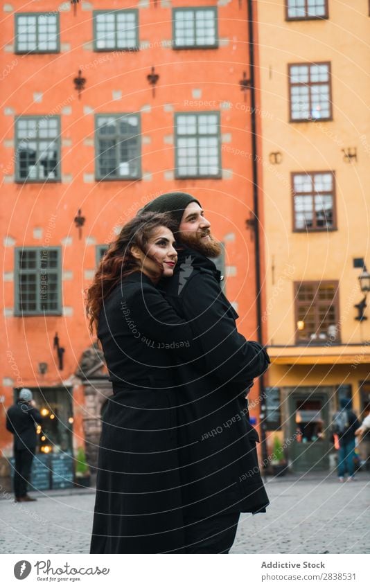 Mann, der mit seiner Freundin auf der Straße posiert. Paar Glück Großstadt tragen Mensch Ferien & Urlaub & Reisen Tourismus Liebe Fröhlichkeit Partnerschaft