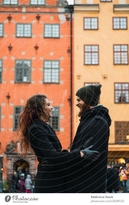 Mann, der mit seiner Freundin auf der Straße posiert. Paar Glück Großstadt tragen Mensch Ferien & Urlaub & Reisen Tourismus Liebe Fröhlichkeit Partnerschaft