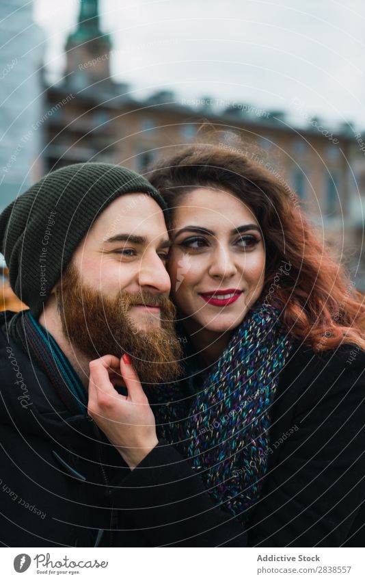 Fröhlicher Mann und Frau auf der Straße Paar Glück Großstadt Mensch Liebe Fröhlichkeit Partnerschaft heiter Jugendliche Herbst Romantik 2 Freude Lächeln