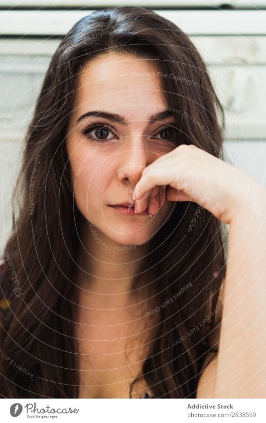 Sanfte, schöne Frau Porträt genießen wunderbar Hände auf dem Gesicht Körperhaltung Menschliches Gesicht brünett natürlich zart Beautyfotografie lieblich Stil