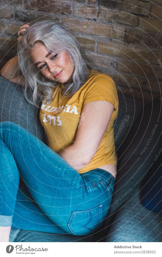 Frau mit Buch auf Sofa hübsch heimwärts Jugendliche blond sitzen Fürsorge besinnlich Haltekopf Roman Literatur schön Lifestyle Beautyfotografie attraktiv