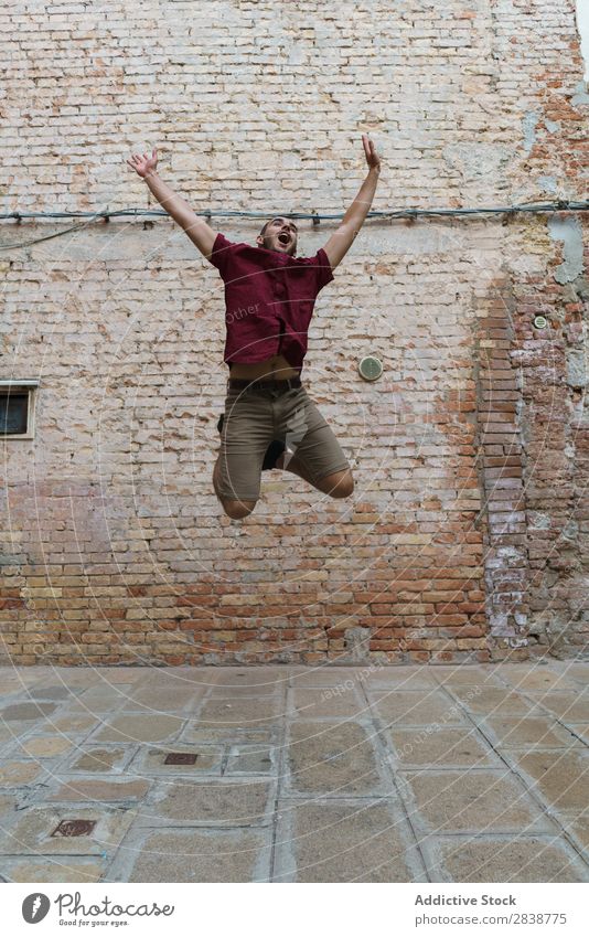 Ein Mann, der auf die Straße springt. Stadt Breakdancer Entertainment Athlet Ausdauer Stil Kultur Jugendliche muskulös Leistung Sport Aktion Bewegung Außenseite