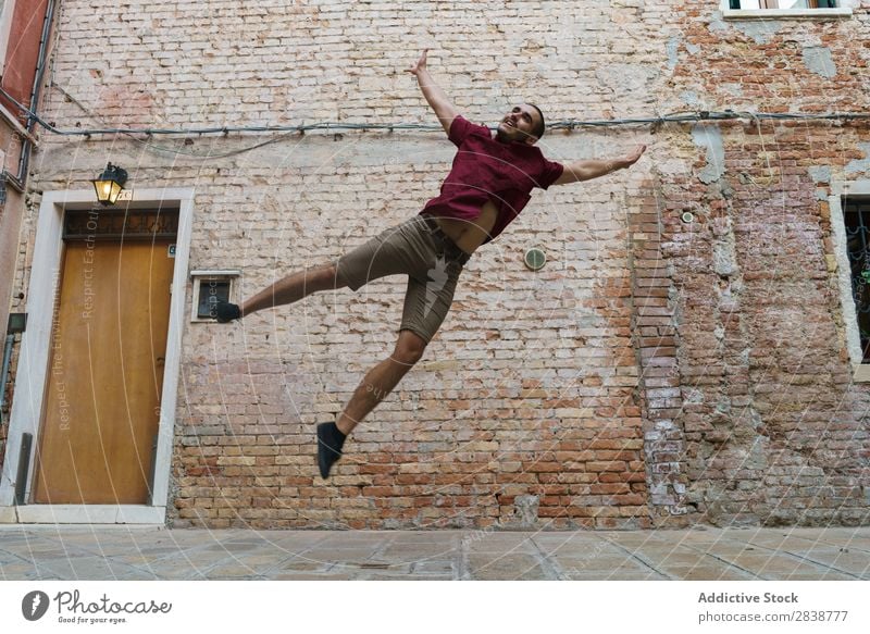 Ein Mann, der auf die Straße springt. Stadt Breakdancer Entertainment Athlet Ausdauer Stil Kultur Jugendliche muskulös Leistung Sport Aktion Bewegung Außenseite