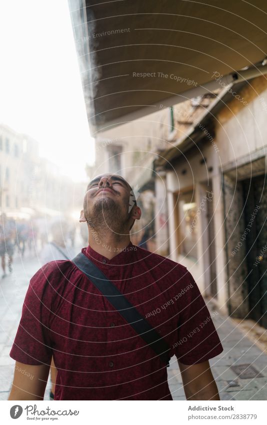 Lächelnder Mann, der auf der Straße posiert. Reisender Quadrat romantisch Stadt Tourist Fröhlichkeit heiter Tourismus Jugendliche natürlich alt Großstadt