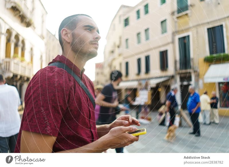 Reisender mit Smartphone in der Stadt Mann PDA Tourismus Ferien & Urlaub & Reisen Tourist Stil Landschaft Aussicht Technik & Technologie Großstadt modern Gerät