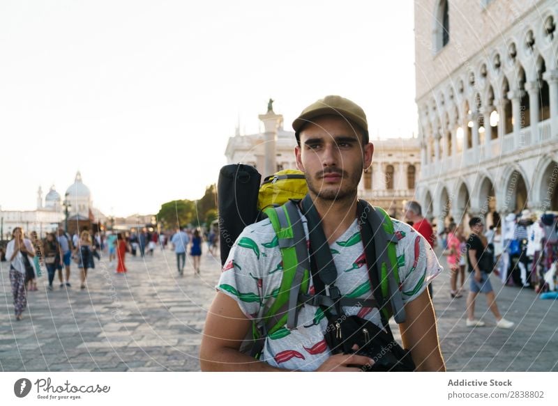 Reisender, der auf dem Quadrat posiert. Mann Denkmal Erbe Ferien & Urlaub & Reisen Erholung Ausflugsziel Tourismus Fundstück Fotoapparat historisch Richtung