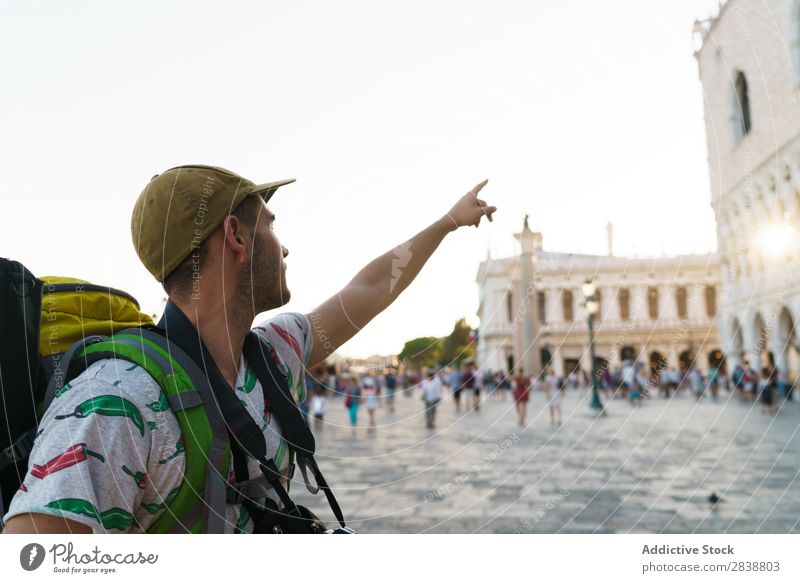 Reisender, der auf das Feld zeigt. Mann Denkmal wegweisend Sightseeing Erbe Ferien & Urlaub & Reisen Erholung Ausflugsziel Tourismus Fundstück Fotoapparat