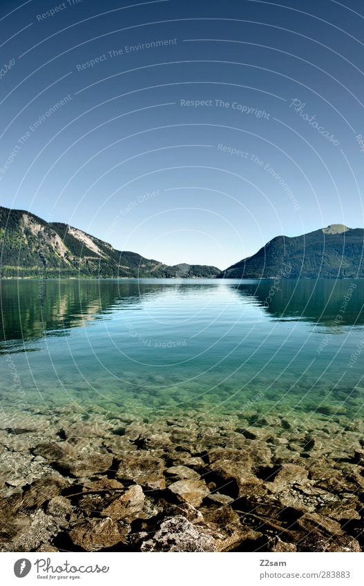 walchensee Umwelt Natur Landschaft Wasser Wolkenloser Himmel Sommer Schönes Wetter Felsen Berge u. Gebirge See Ferne kalt nachhaltig natürlich Sauberkeit