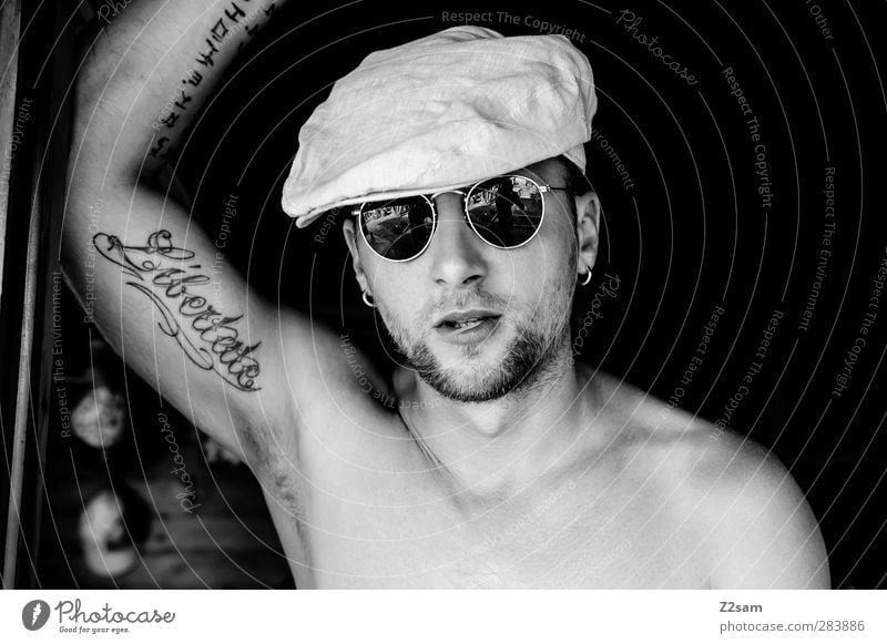 Robert Stil maskulin Junger Mann Jugendliche 1 Mensch 18-30 Jahre Erwachsene Rockabilly Rockmusik Tattoo Sonnenbrille Mütze Bart Blick stehen Coolness nah