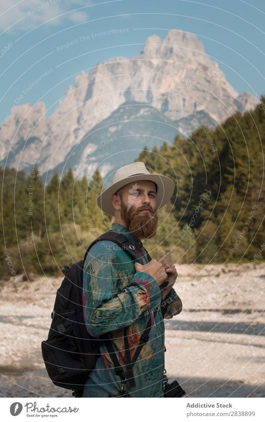 Attraktiver Tourist in den Bergen Mann Berge u. Gebirge Wald Herbst Rucksack bärtig gutaussehend Hut Ferien & Urlaub & Reisen Mensch Landschaft Natur schön