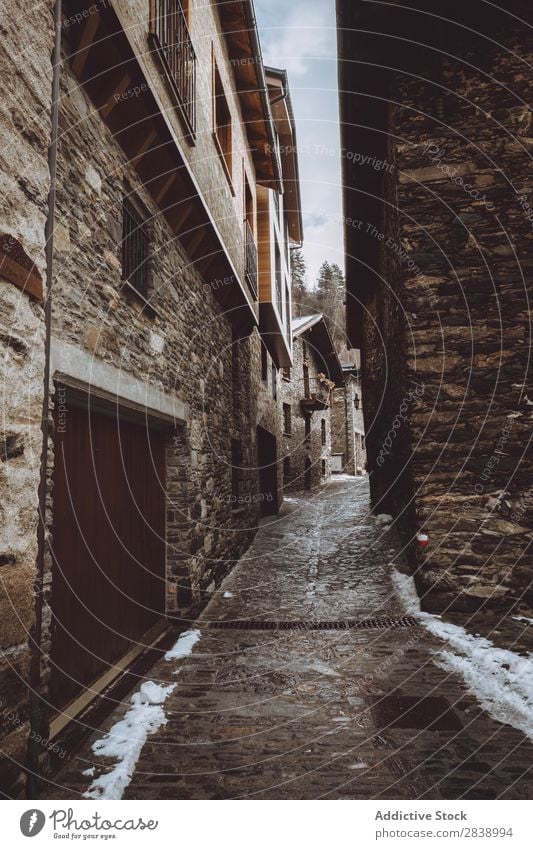 Gasse im Winterdorf Dorf Straße Schnee kalt Stadt Architektur Ferien & Urlaub & Reisen Gebäude Stein Haus Tradition Tourismus heimwärts historisch Außenseite