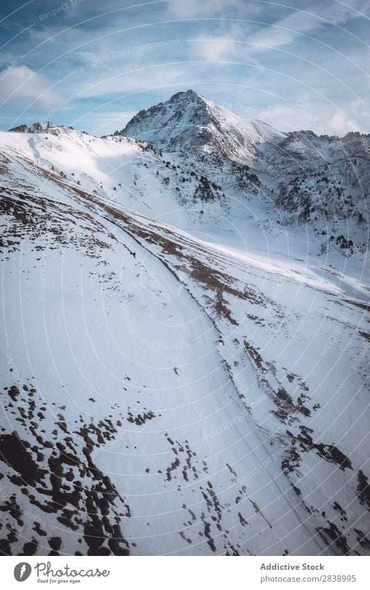 Landstraße in schneebedeckten Hügeln Straße Winter Fluggerät Aussicht Berge u. Gebirge Schnee Landschaft Natur weiß Eis Jahreszeiten kalt