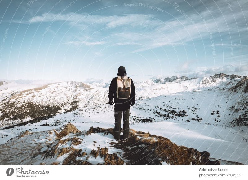 Tourist mit Rucksack in den Bergen Mensch Winter Hügel Berge u. Gebirge Schnee Landschaft Natur weiß Eis Jahreszeiten kalt Ferien & Urlaub & Reisen Weg Frost