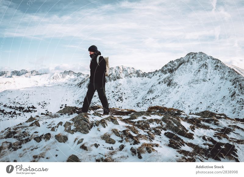 Tourist mit Rucksack in den Bergen Mensch Straße Winter Hügel Berge u. Gebirge Schnee Landschaft Natur weiß Eis Jahreszeiten kalt Ferien & Urlaub & Reisen Weg