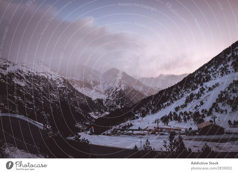 Malerischer Blick auf verschneite Hügel Winter Berge u. Gebirge Gebäude Schnee Landschaft Natur weiß Eis Jahreszeiten kalt Ferien & Urlaub & Reisen Wald Frost