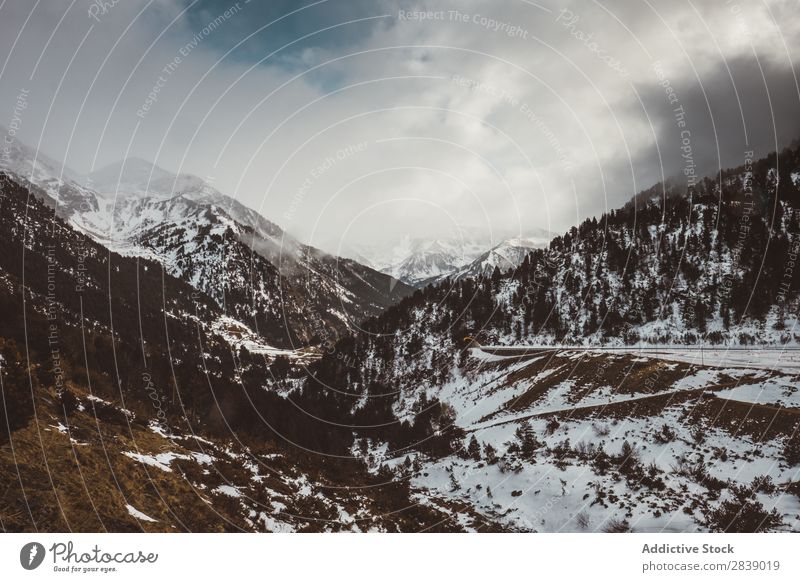 Malerischer Blick auf verschneite Hügel Winter Berge u. Gebirge Gebäude Schnee Landschaft Natur weiß Eis Jahreszeiten kalt Ferien & Urlaub & Reisen Wald Frost