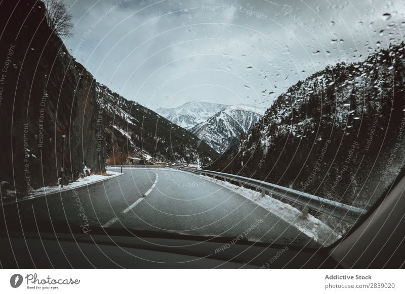 Straße und verschneite Hügel PKW Fahrzeug Winter Berge u. Gebirge Schnee Landschaft Natur weiß Eis Jahreszeiten kalt Ferien & Urlaub & Reisen Weg Wald Frost