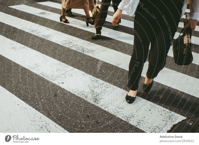 Ernten Sie Menschen, die die Straße überqueren. Zebrastreifen laufen Großstadt Stadt Fußgänger Verkehr Bewegung Menge Lifestyle Aktion Tag Bürgersteig Überfahrt