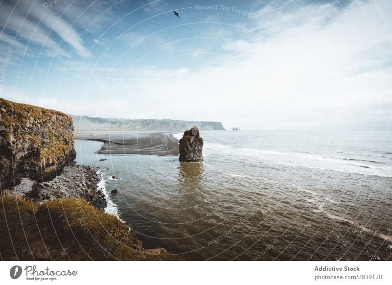 Küstenlinie des Ozeans mit Felsen Meer Aussicht Umwelt atemberaubend Islandia natürlich Landschaft Meereslandschaft Seeküste Idylle Klippe Norden Natur