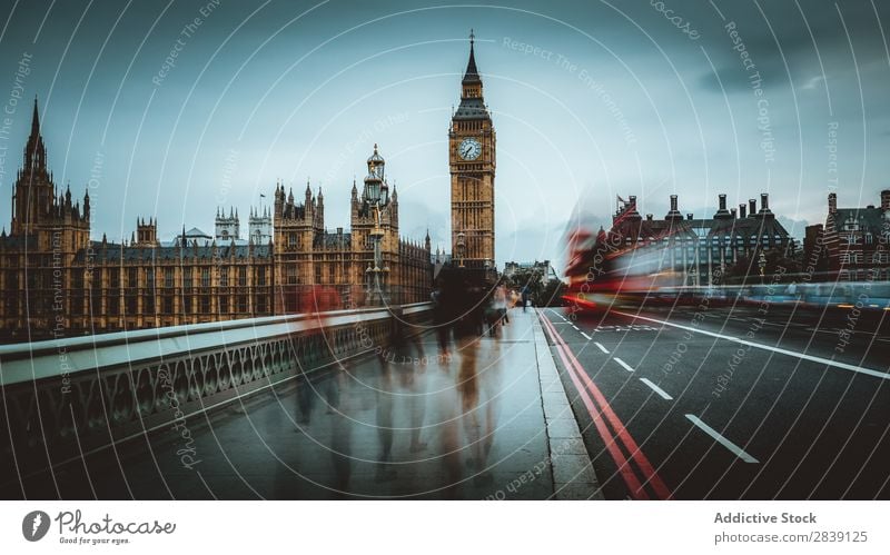 Berühmter Uhrturm in der Stadt Architektur Turm Berühmte Bauten Gebäude London Attraktion Wahrzeichen Londres Großstadt Denkmal national Tourismus historisch