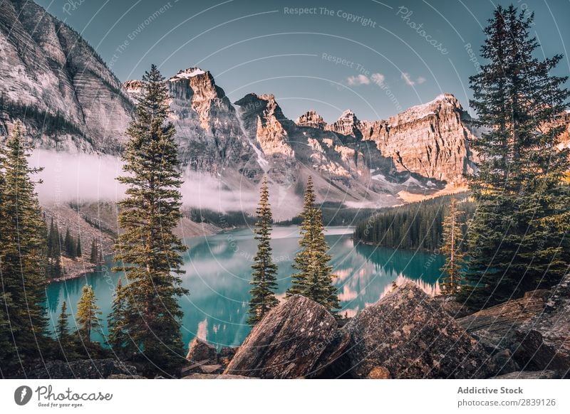 Gletschersee in verschneiten Bergen Panorama (Bildformat) See glazial Berge u. Gebirge Moräne Kanada Moräne in Banff Landschaft Natur natürlich