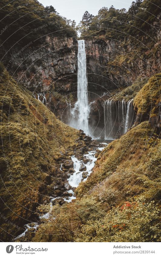 Wasserfall in grünen Bergen Klippe geheimnisvoll Felsen Höhe Landschaft dramatisch Wildnis wild Panorama (Bildformat) Freiheit Kaskade Berge u. Gebirge Aussicht