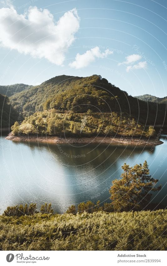 See in sonnigen Bergen Berge u. Gebirge Spiegel Landschaft Umwelt Sonnenlicht malerisch Wildnis Panorama (Bildformat) Reichweite Idylle ruhig Mittelgebirge