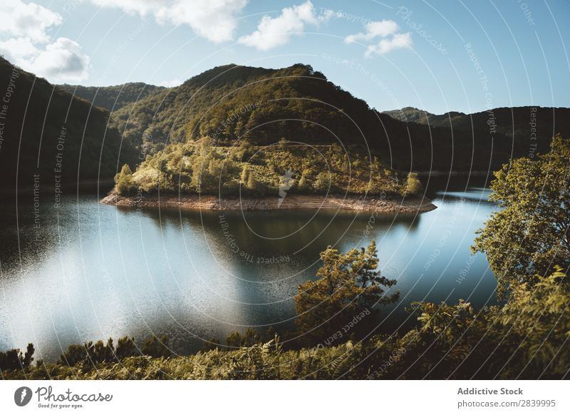 See in sonnigen Bergen Berge u. Gebirge Spiegel Landschaft Umwelt Sonnenlicht malerisch Wildnis Panorama (Bildformat) Reichweite Idylle ruhig Mittelgebirge