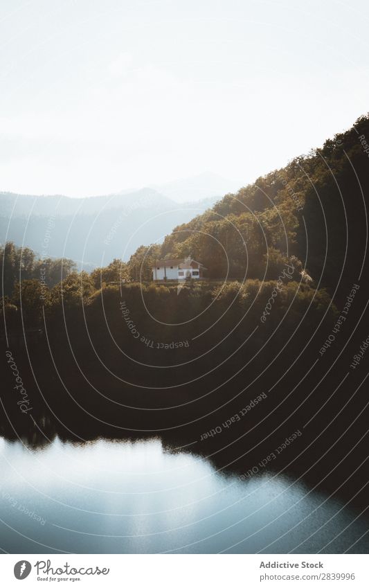 Haus in abgelegener Lage See Küste Berge u. Gebirge ruhig Landschaft Gelände Natur Reflexion & Spiegelung friedlich Beautyfotografie Gebäude Außenseite Nebel