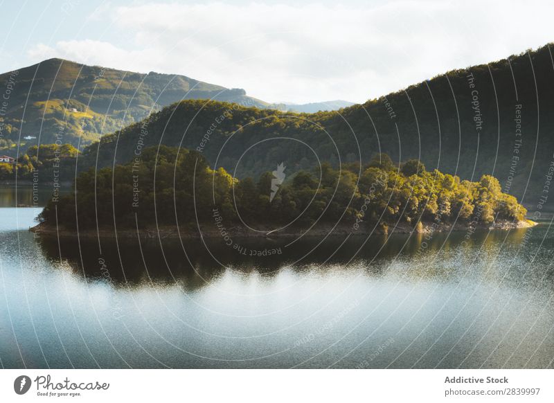 See in sonnigen Bergen Berge u. Gebirge Spiegel Landschaft Umwelt Sonnenlicht malerisch Wildnis Panorama (Bildformat) Reichweite Idylle ruhig Mittelgebirge