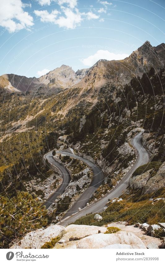 Blick auf die Serpentine am Berghang Berge u. Gebirge Fahrbahn kurvenreich Landschaft ländlich Düne Wege & Pfade Verkehr Ferien & Urlaub & Reisen extrem