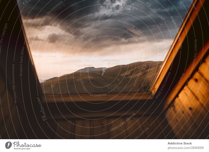 Blick auf die Berge durch das Fenster Landschaft Berge u. Gebirge malerisch dramatisch Sonnenlicht Umwelt Idylle Wolkendecke Innenarchitektur Freiheit