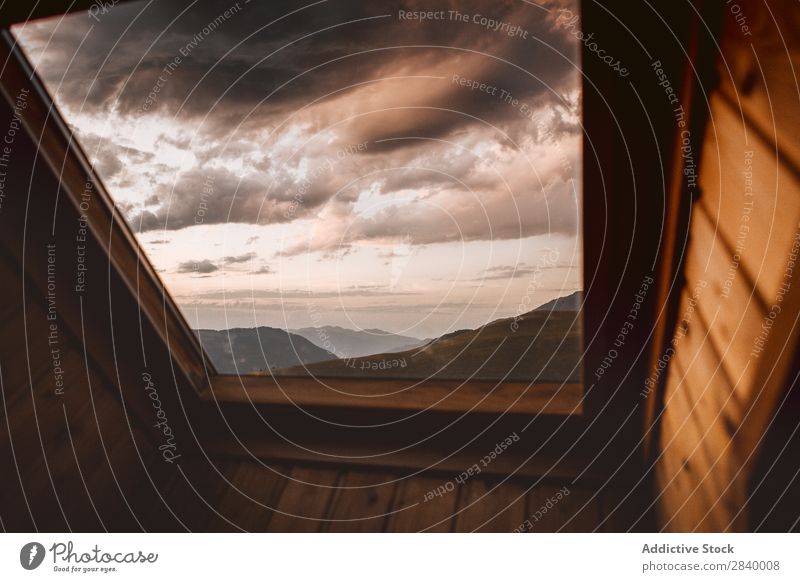 Blick auf die Berge durch das Fenster Landschaft Berge u. Gebirge malerisch dramatisch Sonnenlicht Umwelt Idylle Wolkendecke Innenarchitektur Freiheit