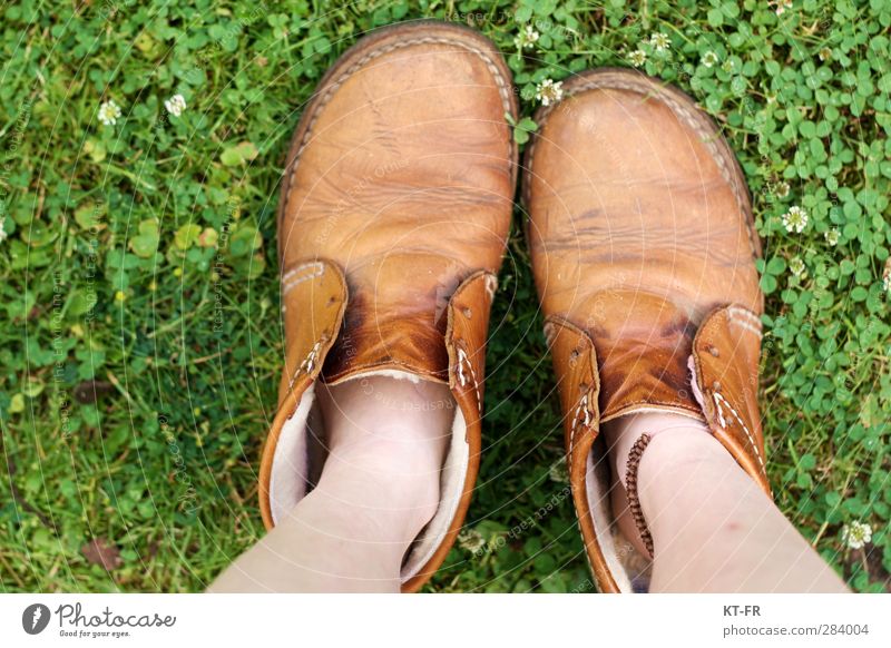 Hineinwachsen Beine Erde Sommer Schönes Wetter Gras Garten Wiese Schuhe stehen Wachstum groß klein braun grün Vorfreude Geborgenheit ruhig Fernweh Beginn