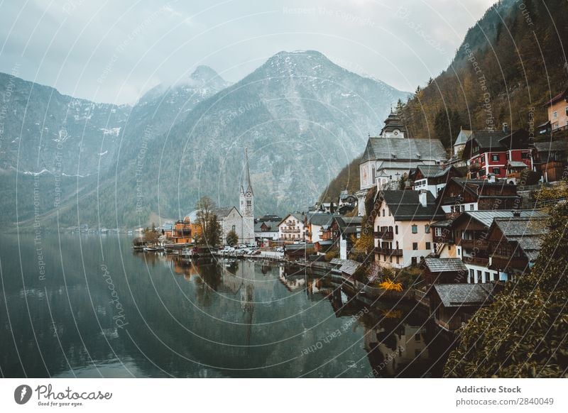 Stadtbild am ruhigen Ufer in den Bergen Berge u. Gebirge Großstadt See Küste kalt Natur harmonisch Landschaft malerisch friedlich Panorama (Bildformat)