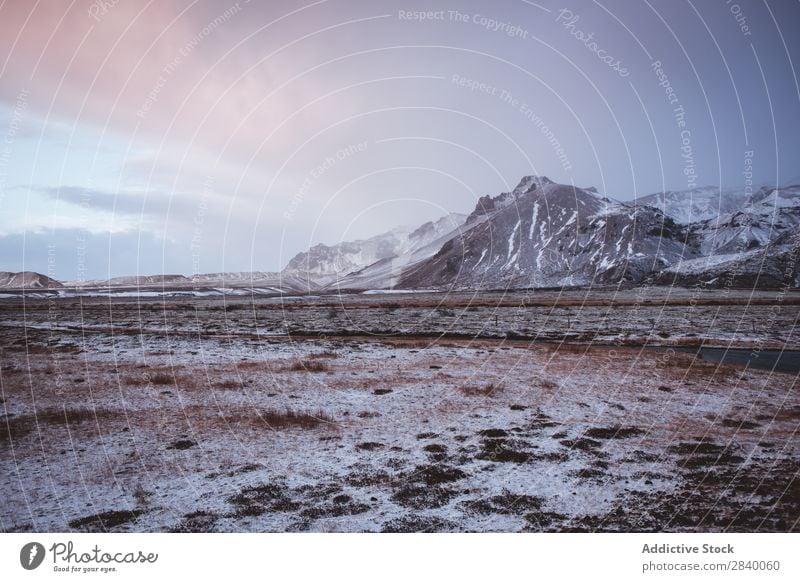 Stille gefrorene Täler in felsigen Bergen Berge u. Gebirge Gletscher Tal Gelände Frost Saison Dunst Umwelt Wolken Jahreszeiten extrem Frieden Winter Schnee