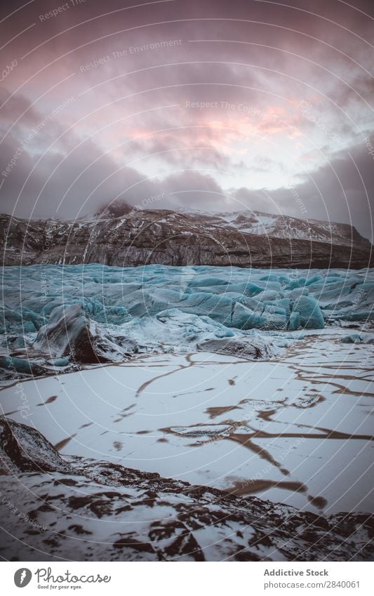 Stille gefrorene Täler in felsigen Bergen Berge u. Gebirge Gletscher Tal Gelände Frost Saison Dunst Umwelt Wolken Jahreszeiten extrem Frieden Winter Schnee