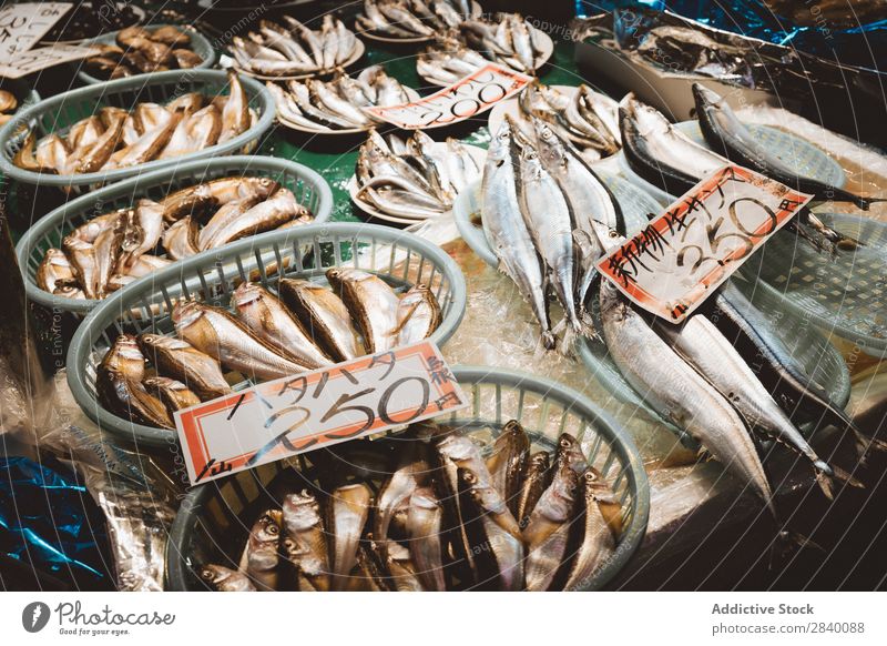 Verschiedene Fische auf der Theke Markt asiatisch Lebensmittel frisch roh Supermarkt Lager silber Ernährung Feinschmecker Einzelhandel Mahlzeit Meer Marktplatz