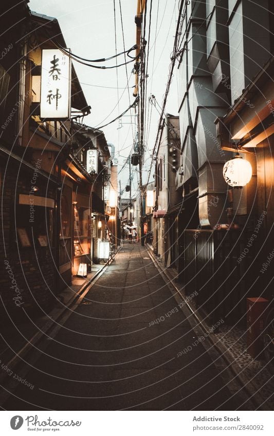 Kleine Häuser in einer asiatischen Stadt Haus Tradition klein heimwärts alt Asien Japaner Architektur altehrwürdig Holz elegant Haushaltsführung Außenseite