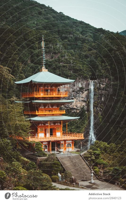 Traditioneller asiatischer Turm in der Natur Gebäude grün Aussicht Berge u. Gebirge Hügel Klippe Felsen Pflanze schön natürlich Asien Osten Orientalisch Östlich