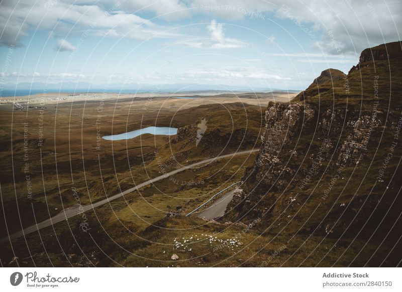 Grüner Hügel und Feld Natur grün Aussicht Berge u. Gebirge Klippe Felsen Pflanze schön natürlich Jahreszeiten frisch Umwelt mehrfarbig Licht Sonnenlicht hell