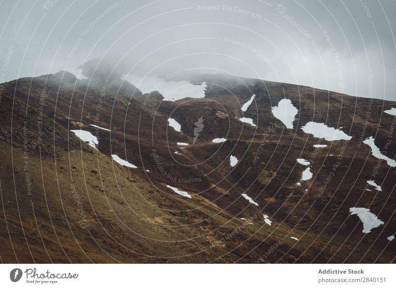 Nebliger Hügel mit Schnee Natur grün Aussicht Berge u. Gebirge Klippe Winter Felsen schön natürlich Jahreszeiten frisch Umwelt Nebel mehrfarbig Licht